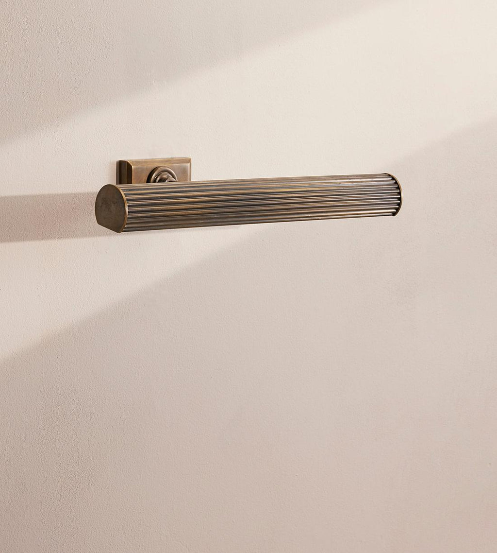 18-Inch Ribbed Brass Picture Light - Erhaus product image 3