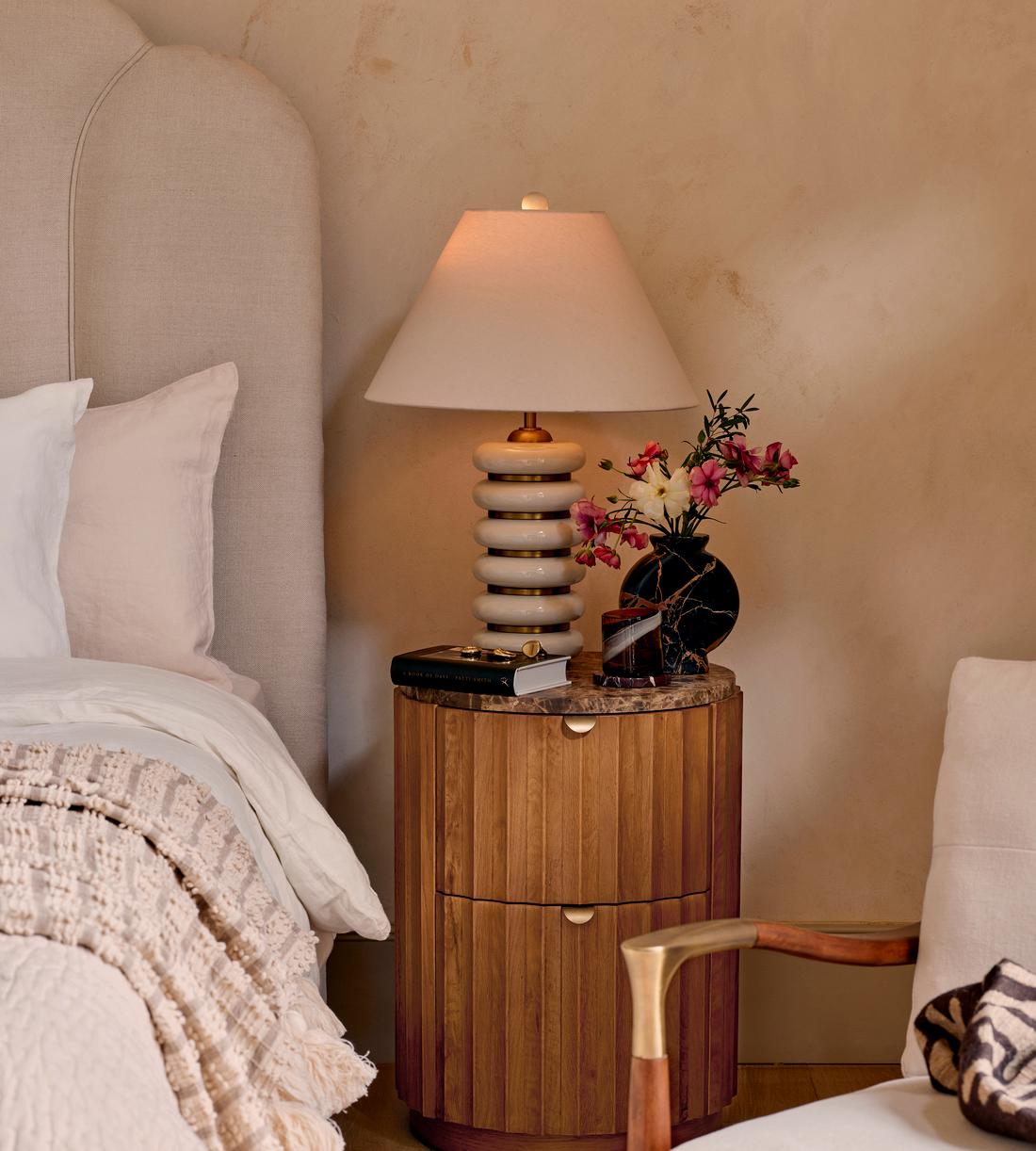 Cream Lacquer Table Lamp with Linen Shade - Erhaus product image 2