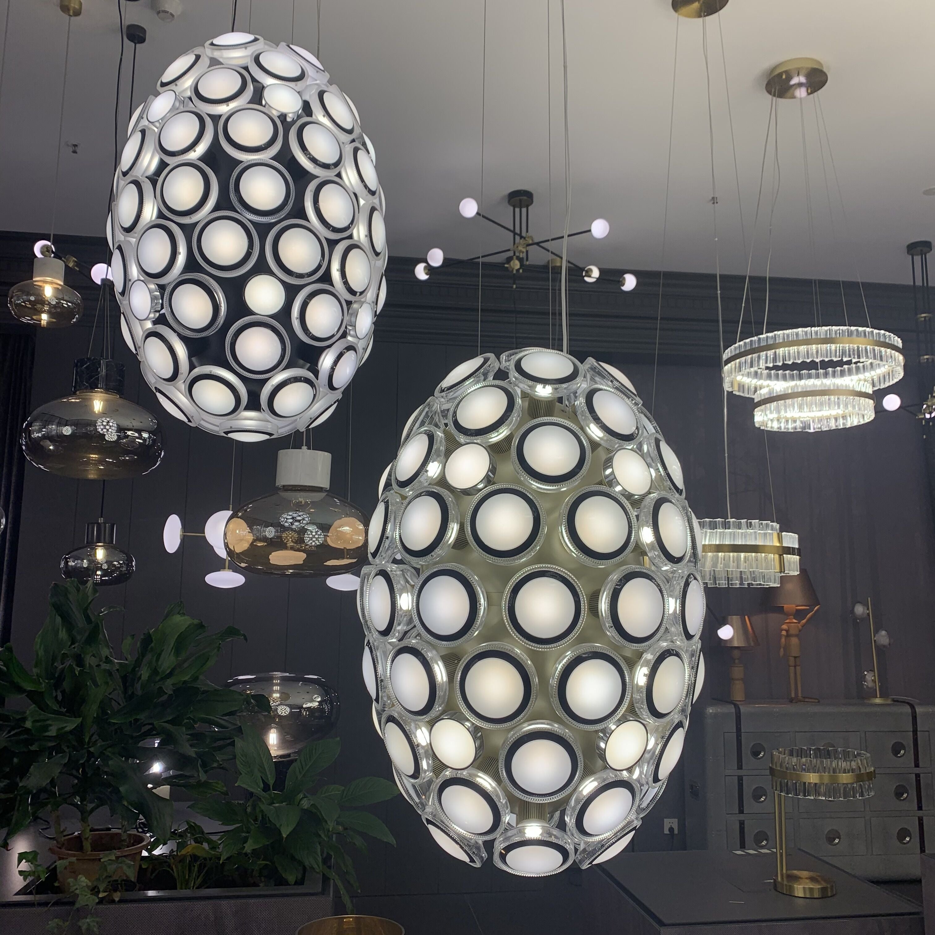 Modern Art Egg-Shaped Chandelier Iconic Eyes LED Pendant Light for Dining Room / living Room