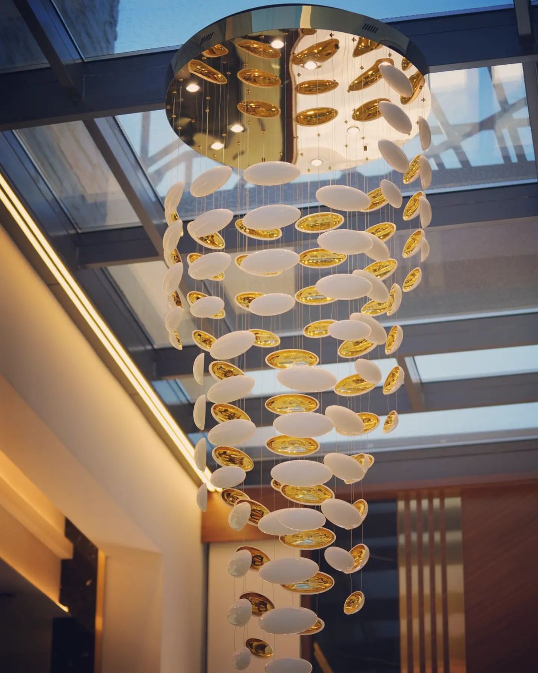 Modern Artistic Unique Golden Dragon Egg Pendant Ceiling Light for Staircase / Sales Center / Hotel