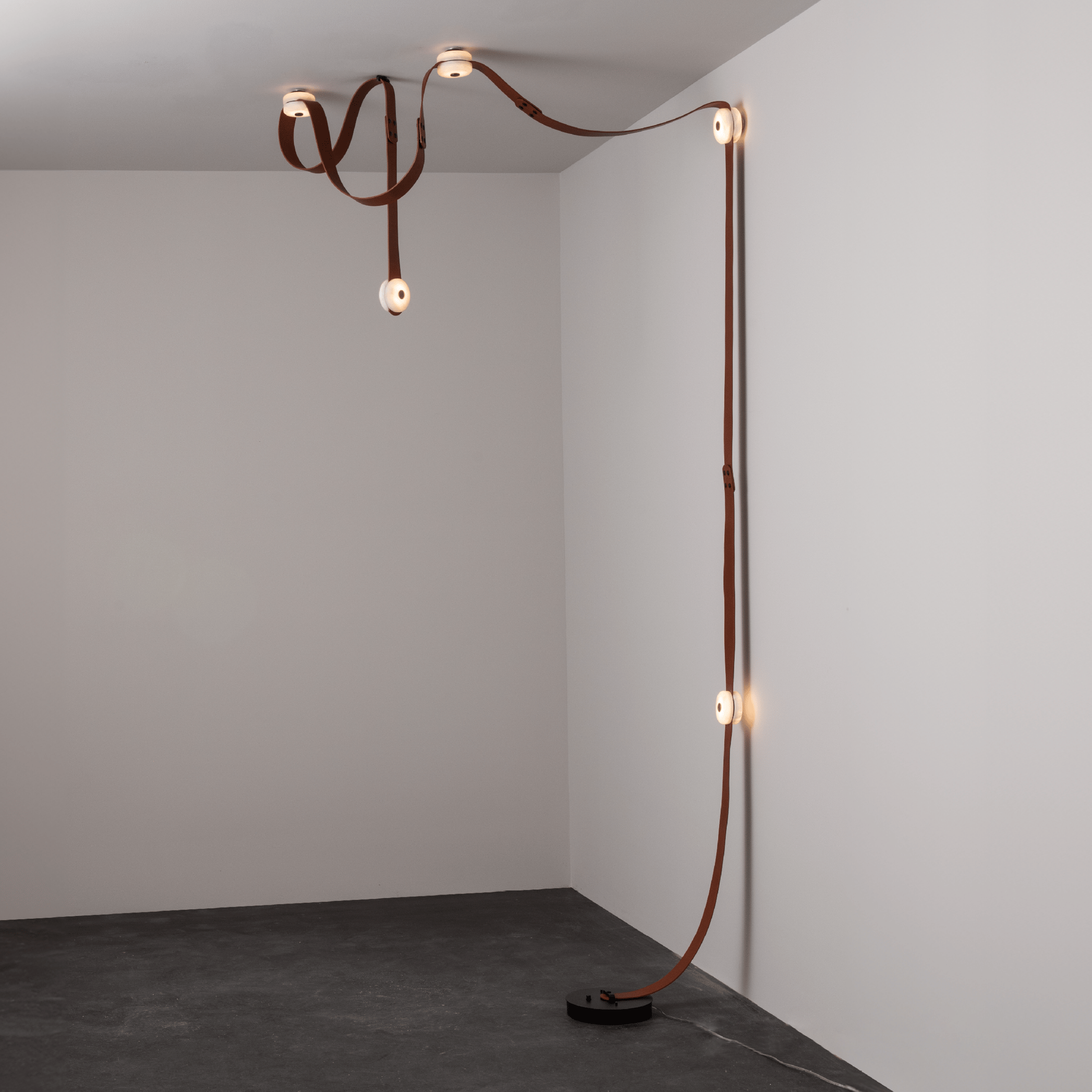 Snaps LED Floor-to-Ceiling Lamp