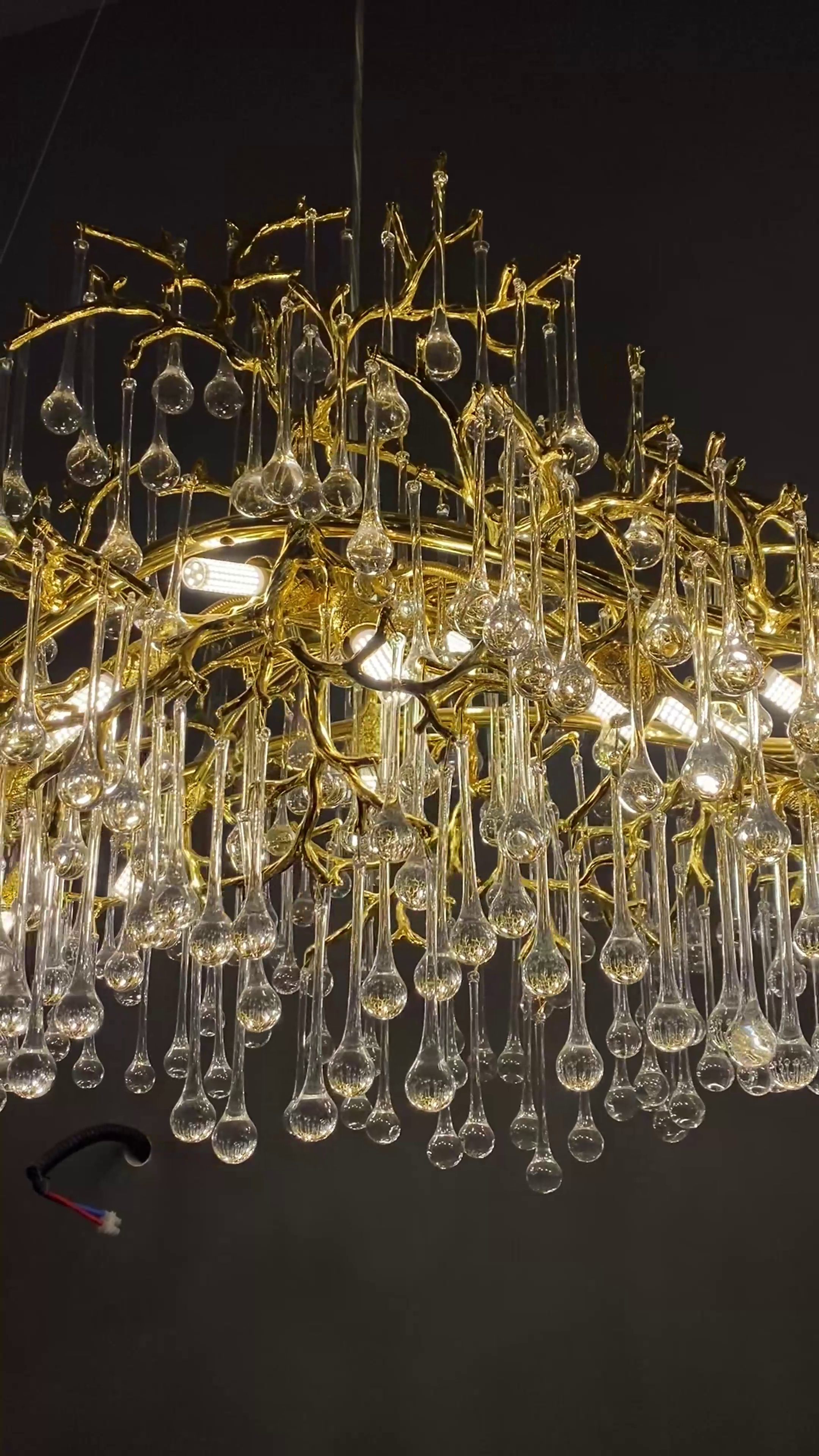Luxury Gold Finish Linear Raindrop Chandelier with K9 Crystal for Dining Room and Kitchen Island